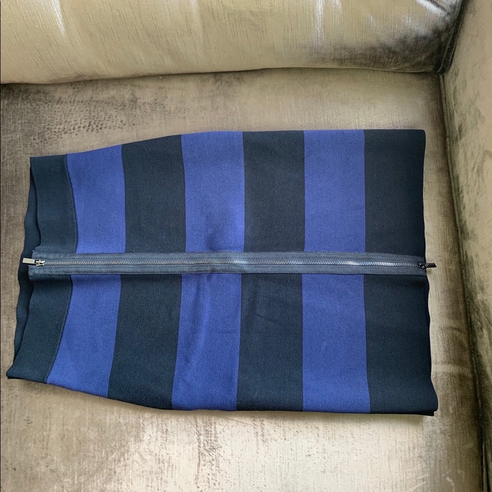 BCBGMaxAzaria not so basic pencil skirt‼️